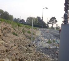 Arri&egrave;re de notre terrain, r&eacute;flexion sur un muret de soubassement