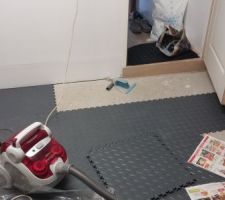 Pose de dalles sur le sol du garage