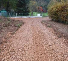 Le chemin de chantier est fini avec une premi&egrave;re couche de cailloux sur g&eacute;otextile.