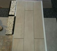 Carrelage du sol de la salle de bain enfant pour le beige
les petits carreaux en pierre bleu seront pos&eacute;s pour la sdb du RDC