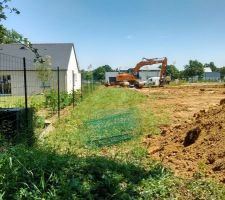 Terrain et terrassement et grillage