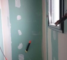 La sdb du RDC depuis l'entr&eacute;e dans la chambre.