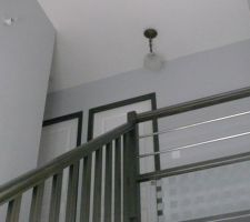 Peinture de la montée d'escalier faite (gris clair)