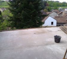 Terrasse du 1er. Les plaques ondulées de fibrociment sont retirées avant de faire la maçonnerie et l'étanchéité...