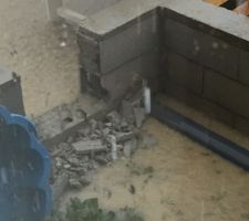 J'ai hésité à ranger cette photo dans la catégorie piscine... Les pieds dans l'eau à chaque grosse pluie car pas de drainage prévu par le constructeur.