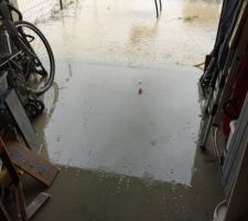 J'ai hésité à ranger cette photo dans la catégorie piscine... Les pieds dans l'eau à chaque grosse pluie car pas de drainage prévu par le constructeur.