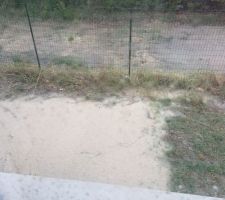 La noue de rétention d'eau de pluie rendue obligatoire pour les nouvelles constructions... Et qui ne sert pas à grand chose.