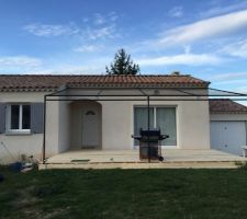 Pergola fini, terrasse manque traitement et ponçage.