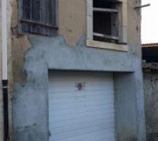 La façade côté rue du garage...