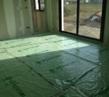 1ère couche d'isolant au sol dans toute la maison (chape synersol)