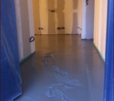 Chape béton coulée dans la maison