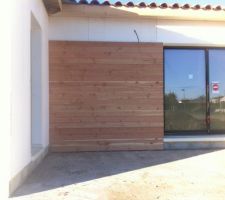 Pose du bardage sur la façade et des débords de toit en bois