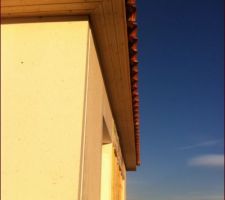 Pose du bardage sur la façade et des débords de toit en bois