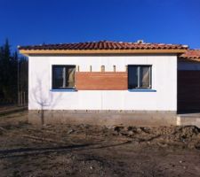 Pose du bardage sur la façade et des débords de toit en bois