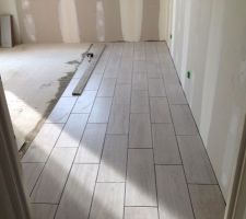 Pose du carrelage : carreaux de 45*45 dans les pièces de vie et carrelage imitation parquet dans les chambres