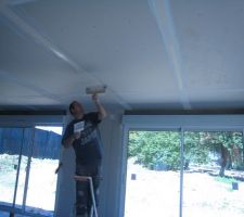 Application de l'enduit dans les trous et sur les bandes