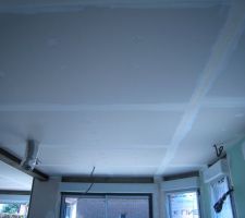 Enduit pos&eacute; sur bandes et ds trous sur plafond cuisine