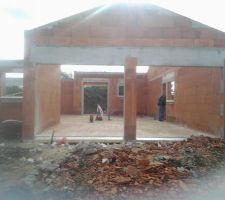 Garage double r&eacute;cup&eacute;ration d'une partie en hauteur je crois qu'il sagit d'un galetas, une fen&ecirc;tre et une porte donne sur le cellier et au fond notre chambre sdb et dressing