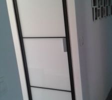 Pose des portes de placard dans l'entr&eacute;e