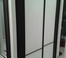 Pose des portes de placard dans l'entrée