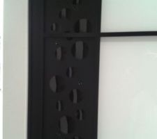 Pose des portes de placard dans l'entrée - zoom sur le motif