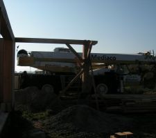 Raaaaahhh le Jour J, la grue arrive à 8h du mat...
Elle est plus grosse que je pensais, mais tant mieux, je pourrais réaliser plus de travaux en bas !