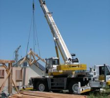 C'est amusant le ratio d'échelle, le triple entraint fait 2.8 de haut et 8m de large sur la grande largeur...
Et ça fait tout petit comparé à la grue !