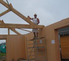 Et une belle photo de ce cher christophe qui est fier d'avoir monté la dernière ferme ^_^