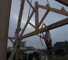 Et hop on recommence !
Un outil magique : la sangle "de camion" !
Pour les ajustements en force et en précision à la fois.