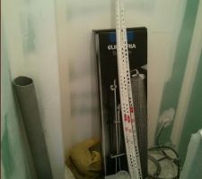 L'&eacute;tage avait &eacute;t&eacute; m&ucirc;rement r&eacute;fl&eacute;chit avec une douche de 120 cm, le reste des pi&egrave;ces en d&eacute;coulait... Un conduit de VMC passant &agrave; l'oppos&eacute; de cette pi&egrave;ce s'est finalement retrouv&eacute; au beau milieu de la douche : nous ne pouvons donc plus mettre de bac &agrave; douche classique dans notre salle d'eau, ils nous expliquent que sinon il faudrait recasser les plafonds etc... On a &eacute;chapp&eacute; de justesse &agrave; la VMC dans la chambre atenante, depuis le d&eacute;but mentionn&eacute;e sur les plans, depuis le d&eacute;but "ne vous inqui&eacute;tez pas!"...