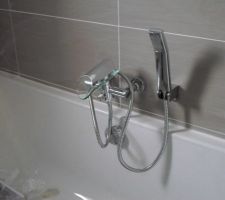 Le robinet de la baignoire installé