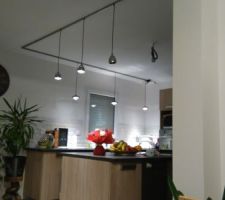 Cuisine quasi finie, peinture ardoise sur mur du fond,luminaires installés.
Autre vue