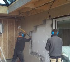 Demolission d'une partie du mur du pignon pour élargir l'ouverture et supprimer la baie vitrée. 
Le placo est conservé encore quelques temps pour garder un peu de chaleur dans la maison.