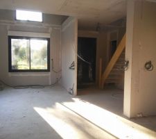 Vue sur les futurs séjour et entrée.