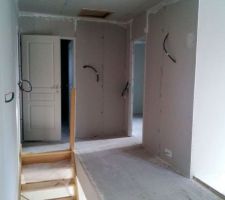 Vue sur les entrées de notre chambre, des WC et de la salle de bain.