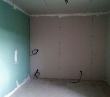 Dans notre future chambre, vue depuis le dressing.
