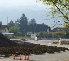 Le terrain vu de dessus au milieu du lotissement achev&eacute;, pr&ecirc;t &agrave; construire