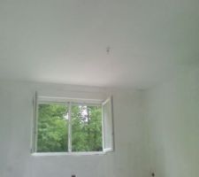 Aper&ccedil;u du salon, apr&egrave;s pon&ccedil;age de la chape, lissage et peinture du plafond