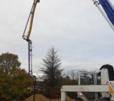 Arrivée de la grue et pompe pour le béton de la dalle