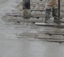 Béton déversé puis étalée sur les hourdis et chainages