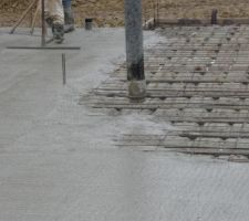 Béton déversé et étalé sur hourdis et chainage