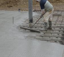 Béton étalé soigneusement sur hourdis et chainage