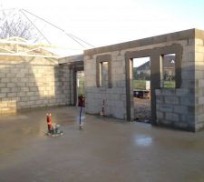 De gauche à droite: garage, fenêtre cellier, porte entrée et fenêtre entrée