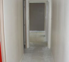 Plinthes en place dans le couloir