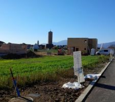 Implantation des deux maisons jumelées. (Vue sur notre futur voisin avec sa maison ossature bois à toit plat très bien avancée!)