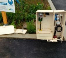 Mauvaise surprise en allant visiter le terrain! Nos coffrets ont été défoncés! Néolia a ouvert une enquête car d'autres coffrets de l'autre coté de la maison en bois ont aussi été cassés!