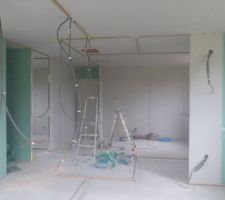 Cloisons en cours de montage ou naissance de l'int&eacute;rieur