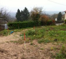1ere &eacute;tape franchie! la commerciale nous a trouv&eacute; un terrain qui cette fois nous plait beaucoup.. Visite du terrain avec le g&eacute;om&egrave;tre pour voir l'implantation de la maison.. ca rentre !