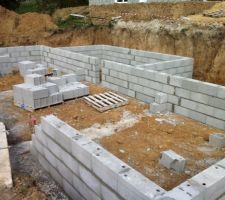 Le vide sanitaire se construit, on peut d&eacute;ja voir la taille des pi&egrave;ces ..