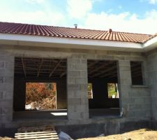 Le toit est fini et la maison prend forme. On peut voir la porte d'entrée à droite et les futurs deux baies vitrés traversantes. On a fait le choix d'avoir une grande pièce de vie avec cuisine ouverte.. et de la luminosité !